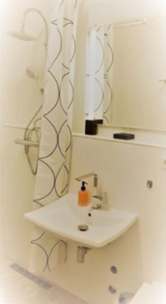 Bathroom sink