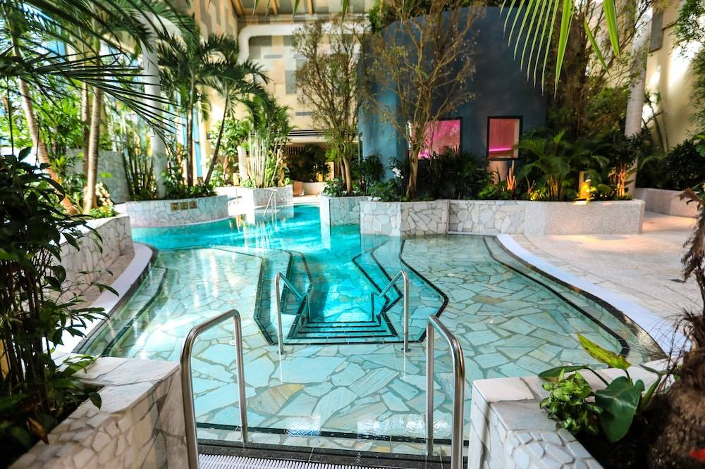 Indoor spa tub