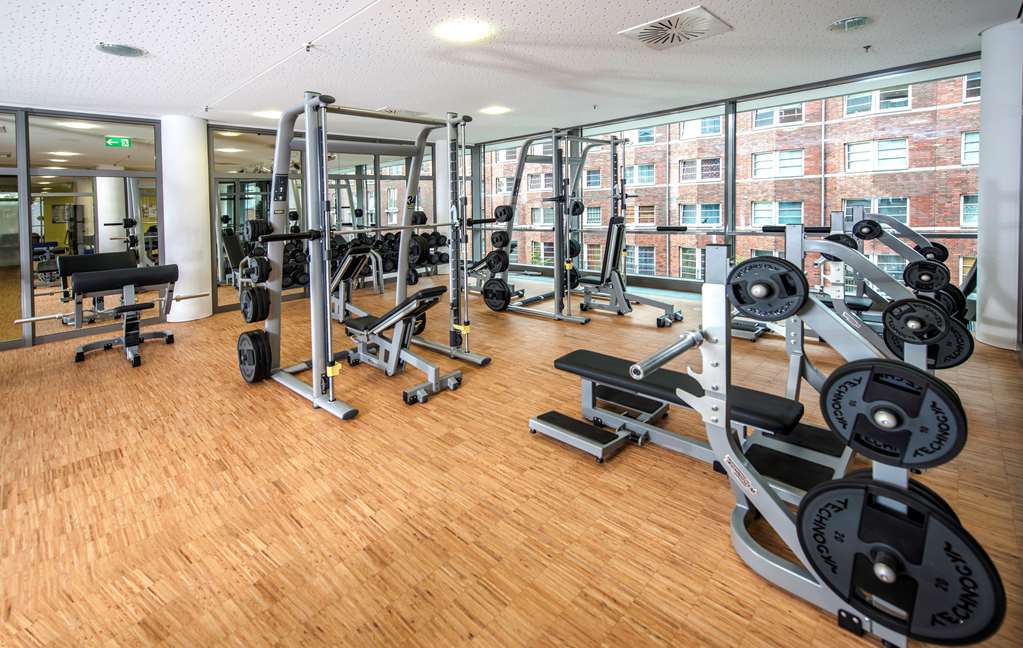 centrovital Hotel Berlin / Spa & Sportclub fitness area sports equipment