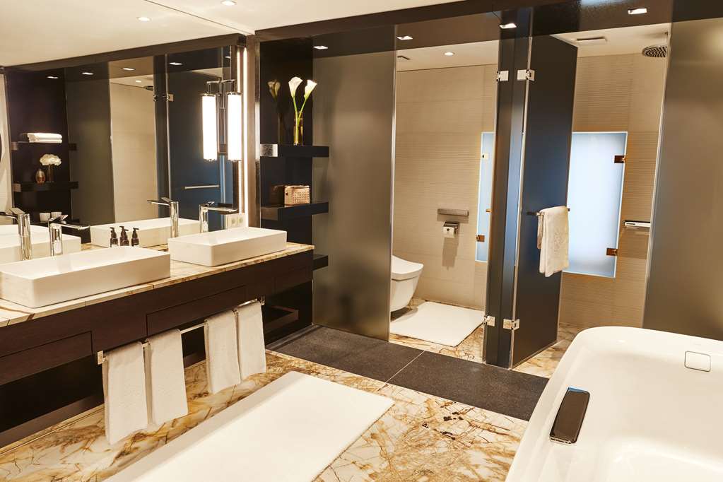 MUC1_Theresien Suite bathroom.jpg