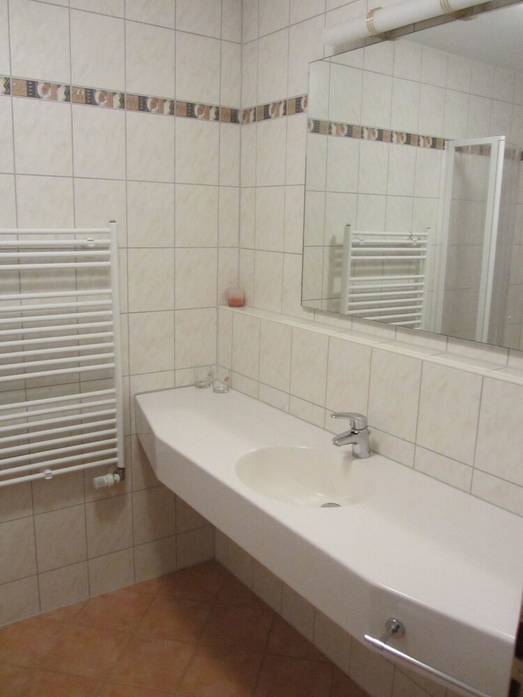 Bathroom sink