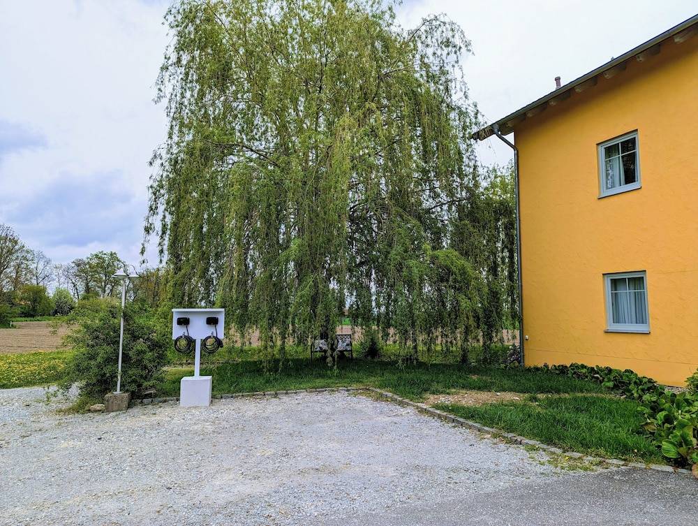 Electric vehicle charging station