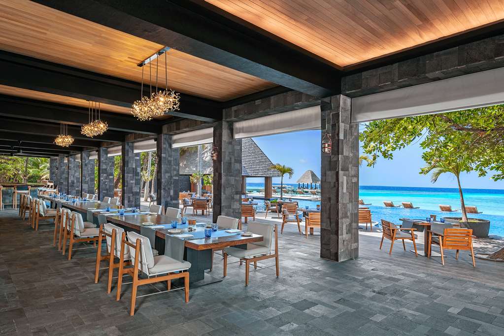 Anantara Kihavah Manzaru interior lunch setup