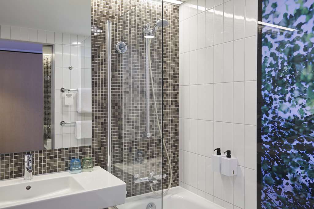 Scandic Berlin Potsdamer Platz room Standard bathroom bathtub