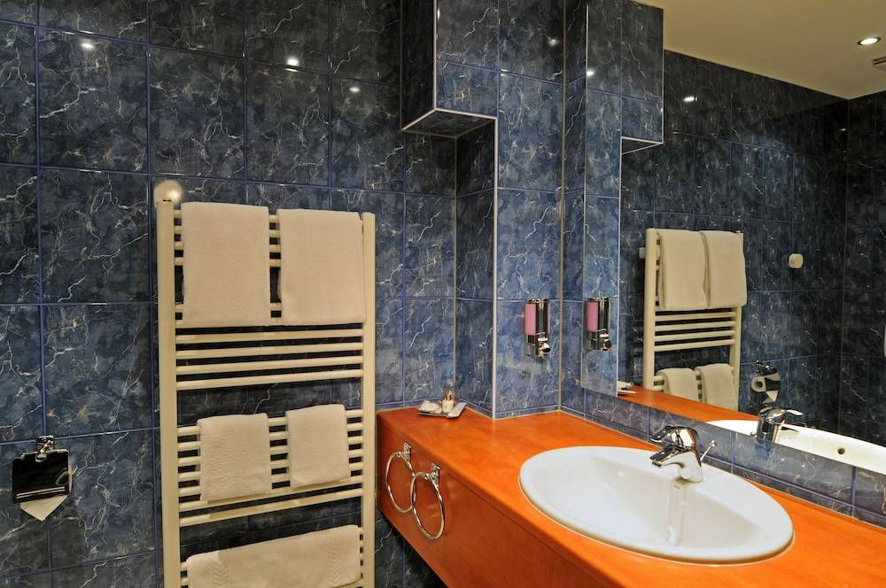 Bathroom sink
