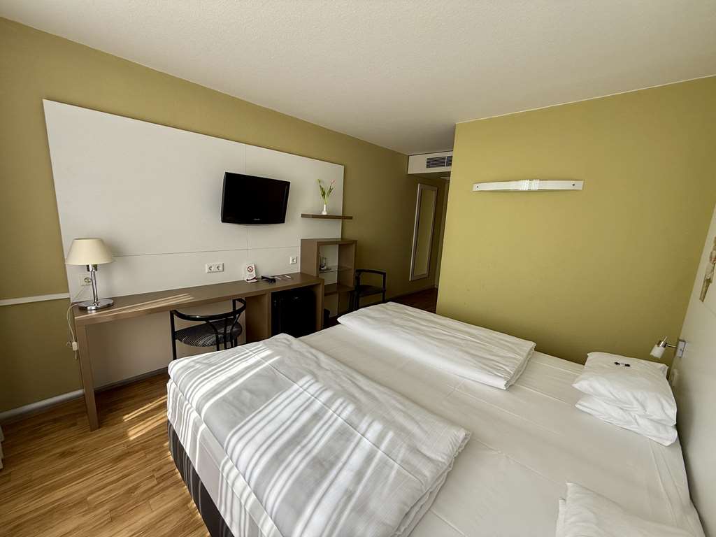 Comfort double room with double bed, desk, spacious wardrobe, wall mirror, seating, TV, bathroom