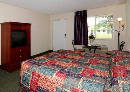 Econo Lodge Bloomington - photo 3