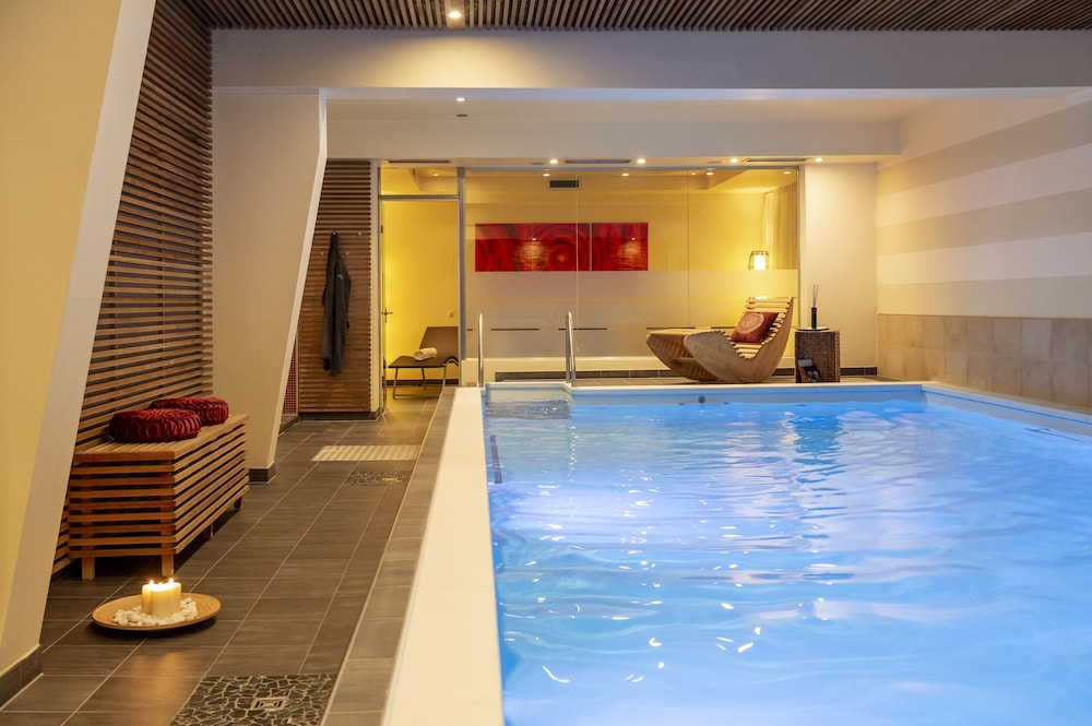 Exercise/lap pool