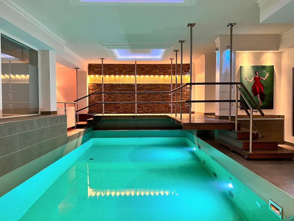 Exercise/lap pool