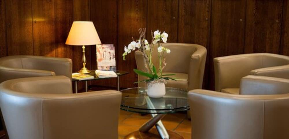 Lobby lounge