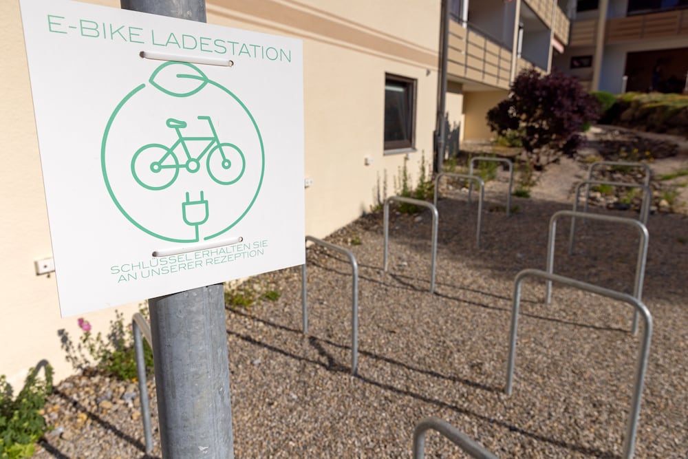 Electric vehicle charging station