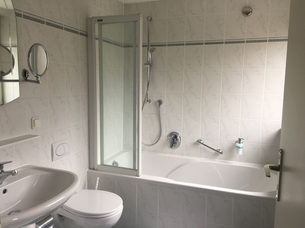 Deep Soaking Bathtub