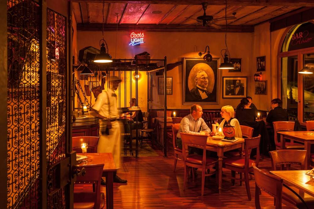 Hotel Bar