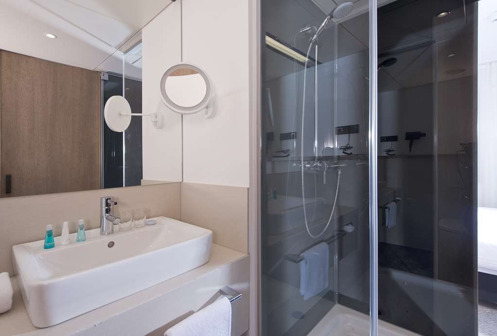bathroom shower Sorat Hotel Saxx Nuremberg