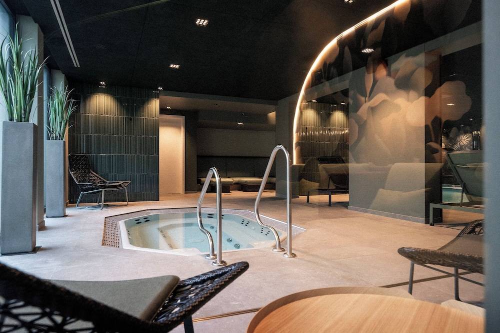 Indoor spa tub