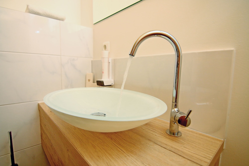Bathroom sink