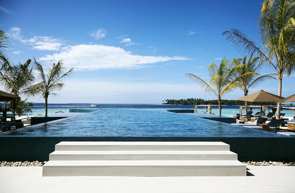 Infinity pool