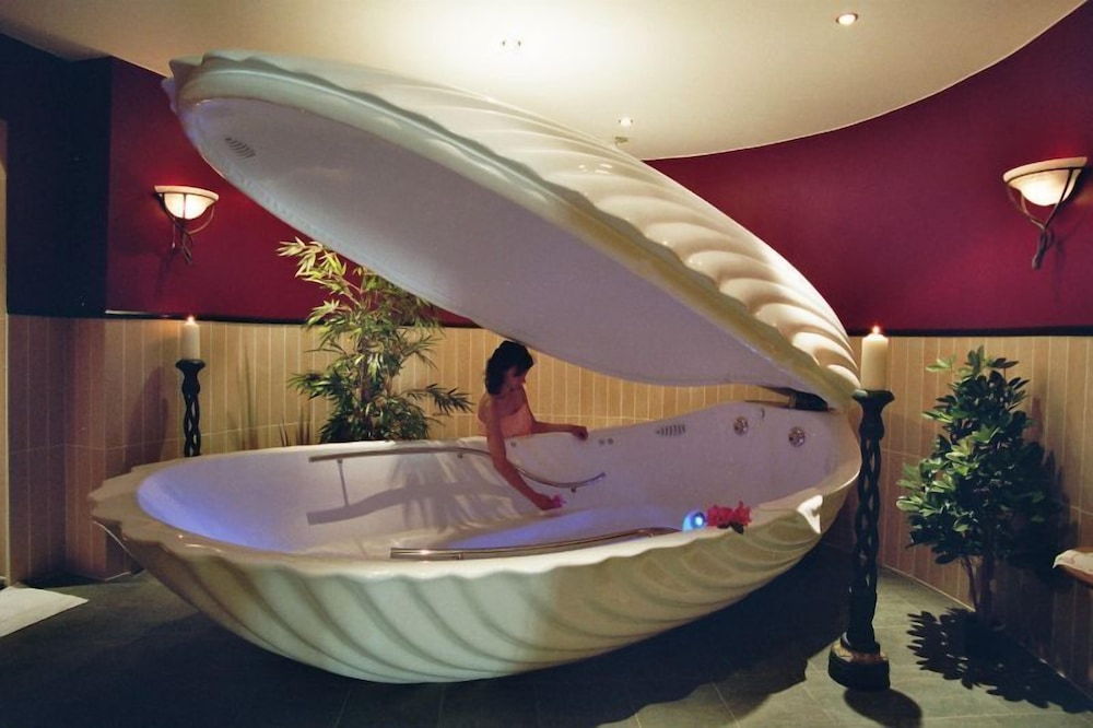 Indoor spa tub