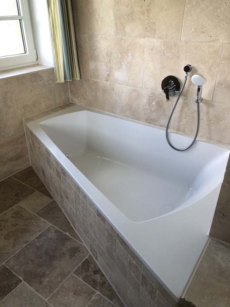Deep soaking bathtub