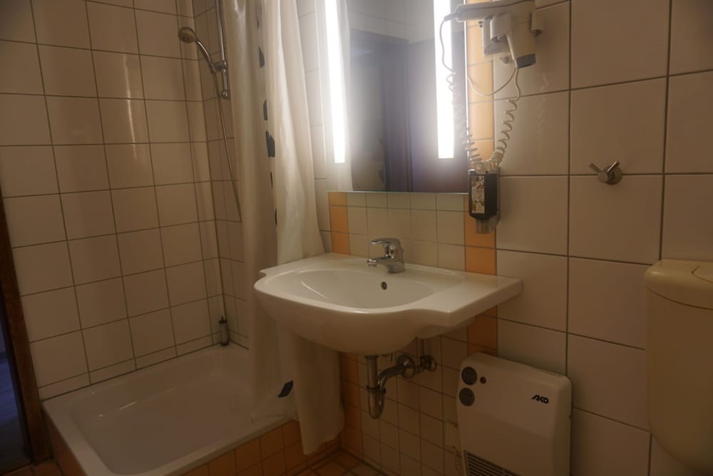 Bathroom sink