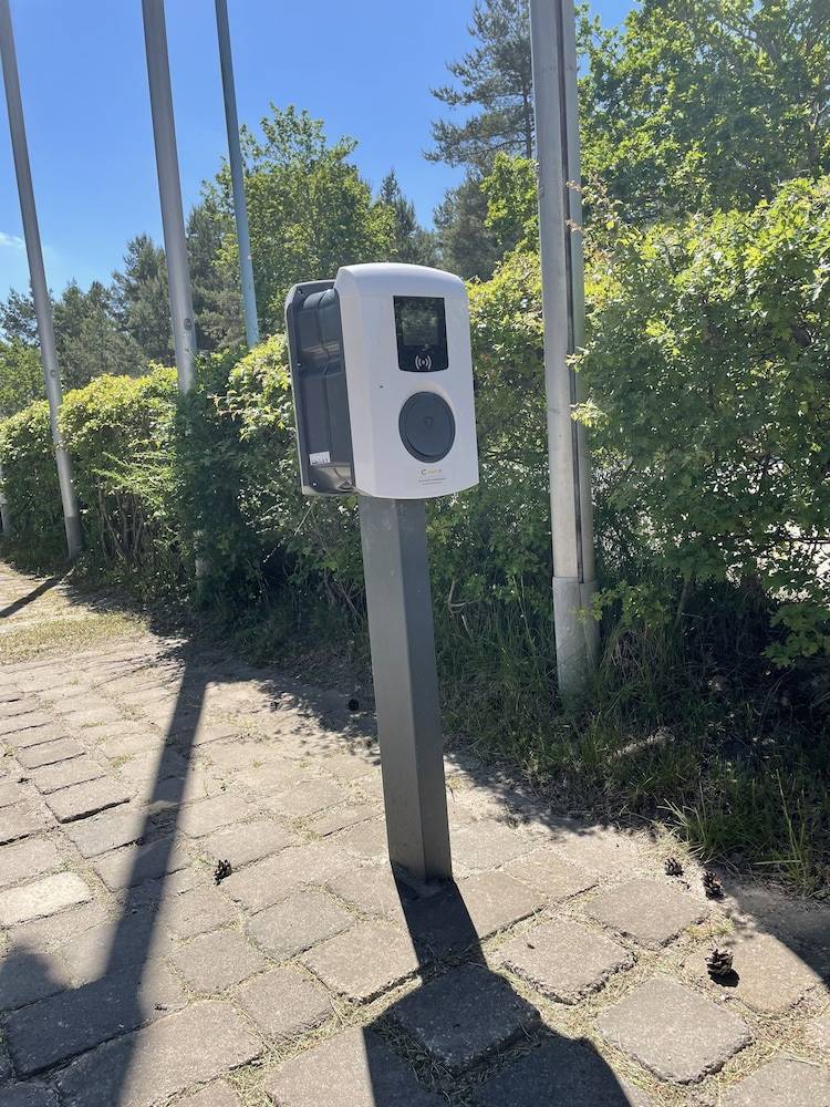 Electric vehicle charging station