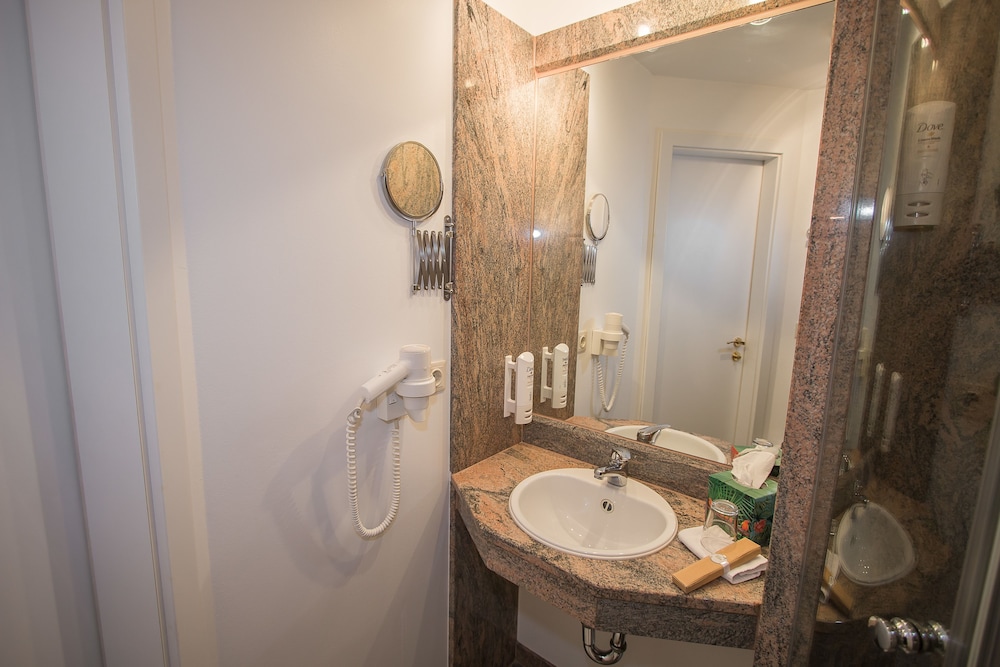 Bathroom sink