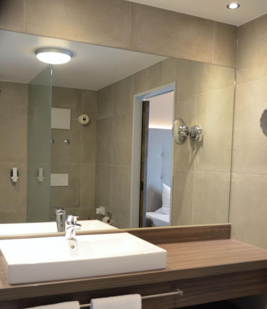 Deep soaking bathtub