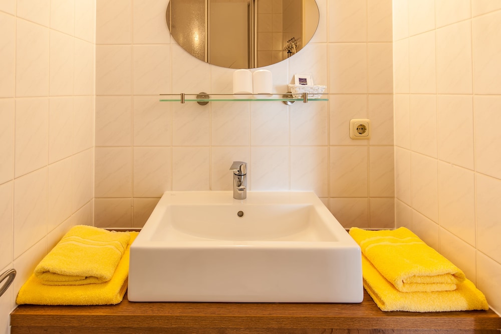 Bathroom sink