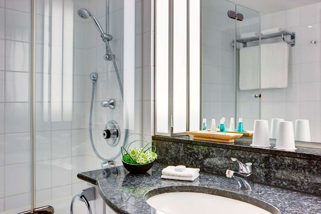 Steigenberger Hotel Hamburg, Germany - Superior room bathroom