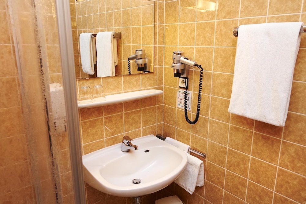 Bathroom sink