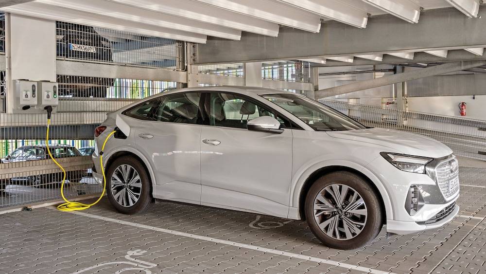 Electric vehicle charging station
