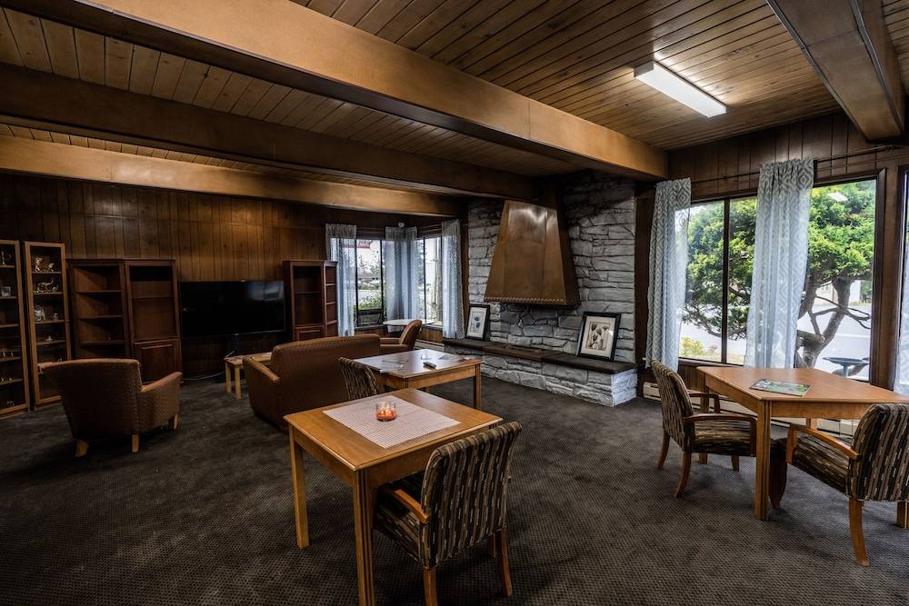 Blue Coast Inn and Suites - photo 4