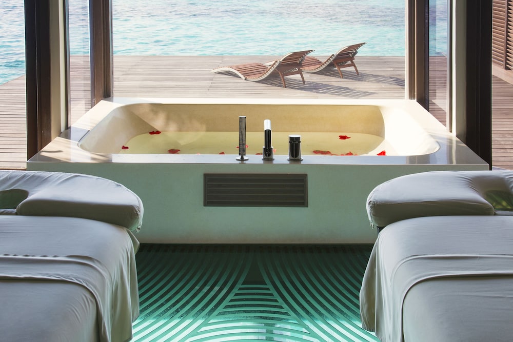 Indoor spa tub