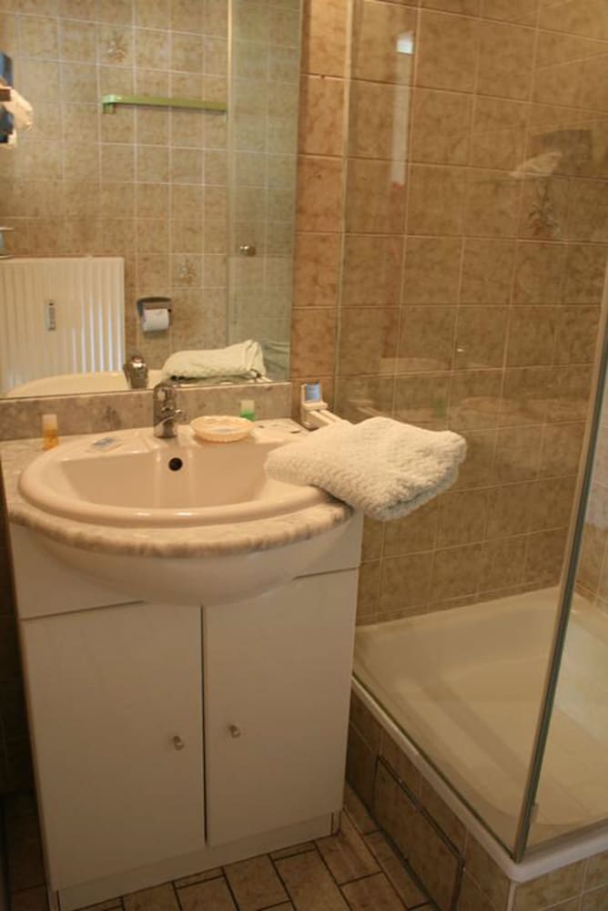 Bathroom sink