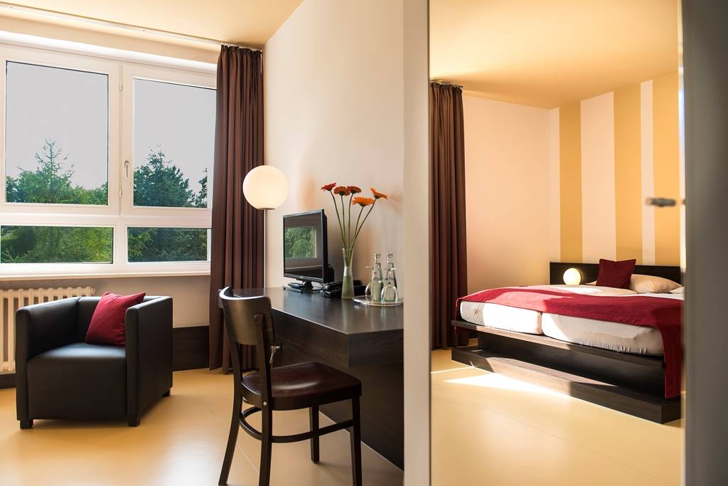 Double or twin bed room with garden view