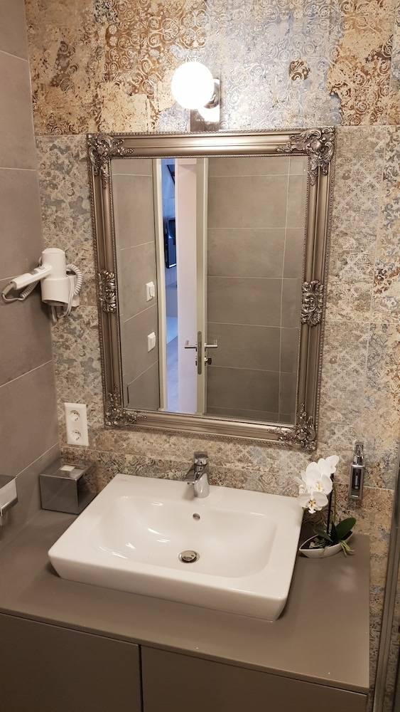 Bathroom sink