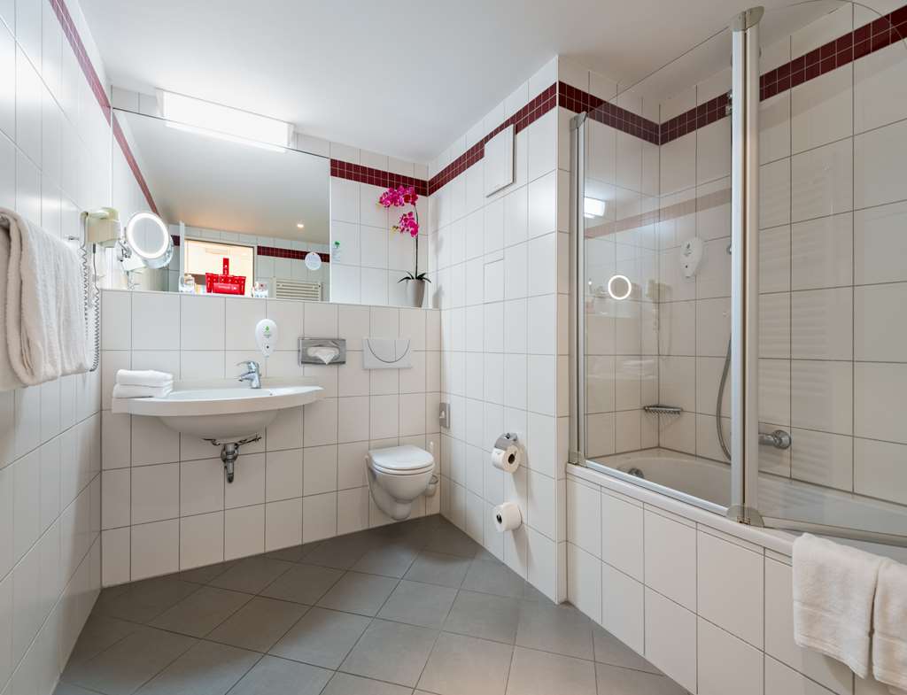 JUNIOR SUITE BATHROOM