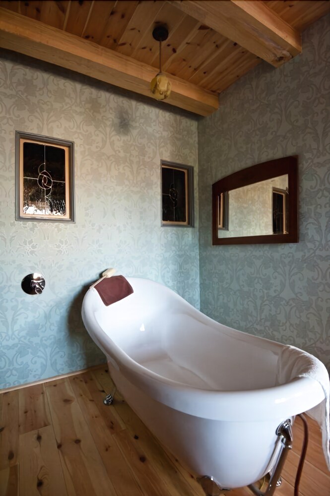Deep Soaking Bathtub