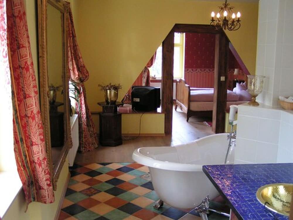 Deep soaking bathtub
