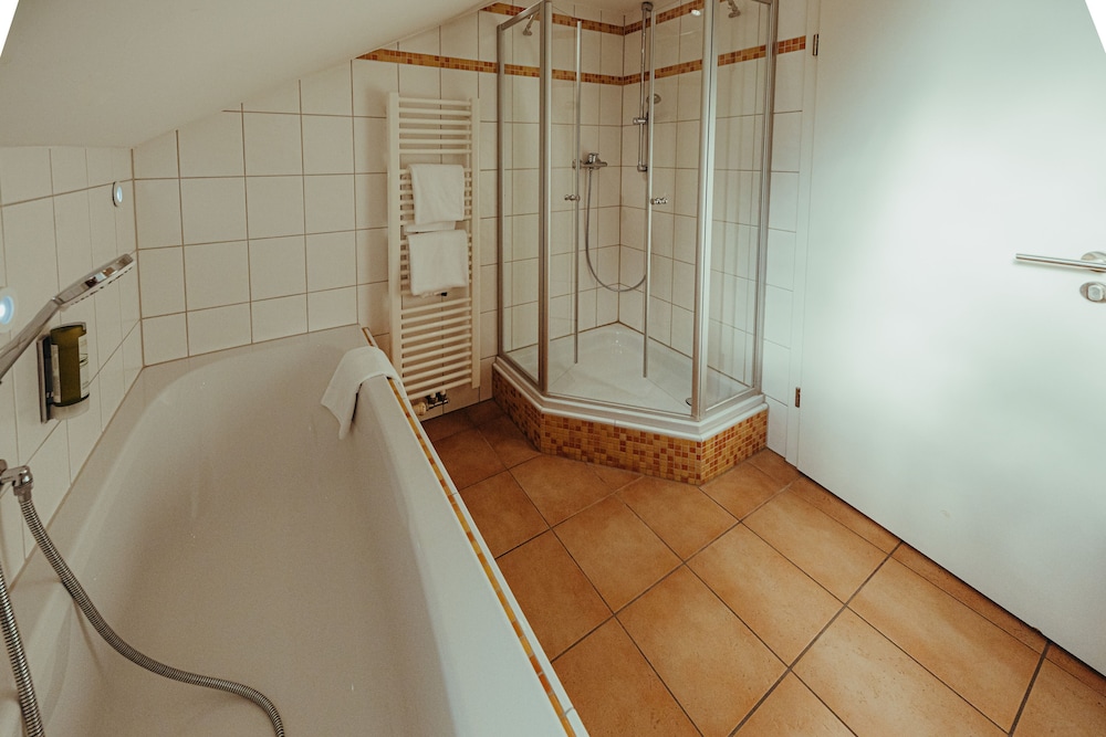 Deep soaking bathtub