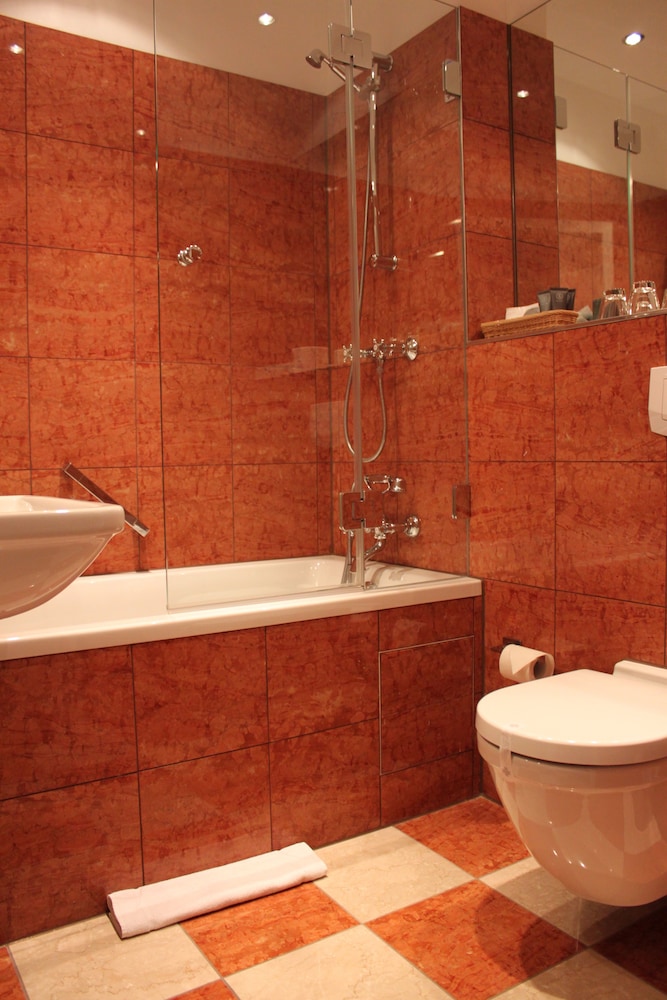 Deep soaking bathtub