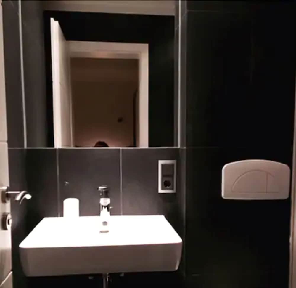 Bathroom sink