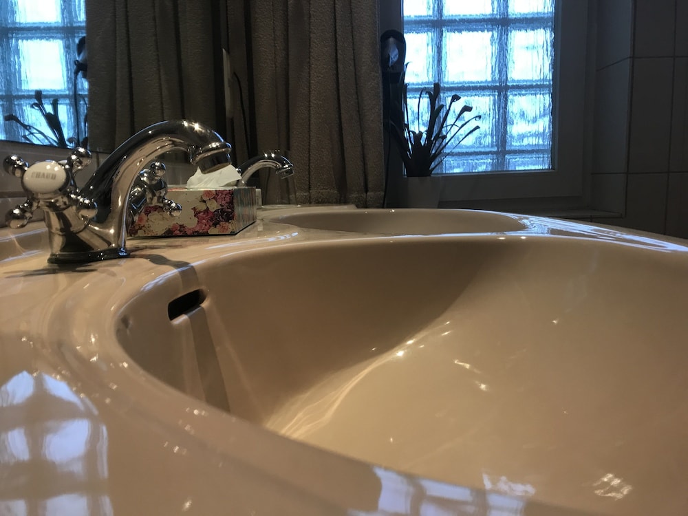 Bathroom sink
