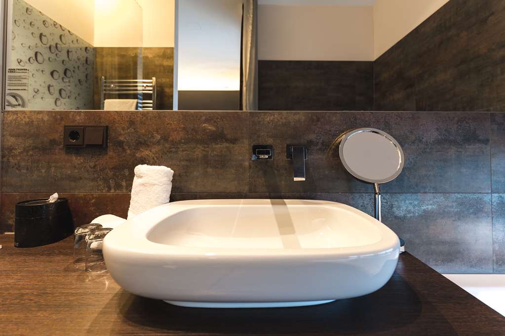 Guest room bath