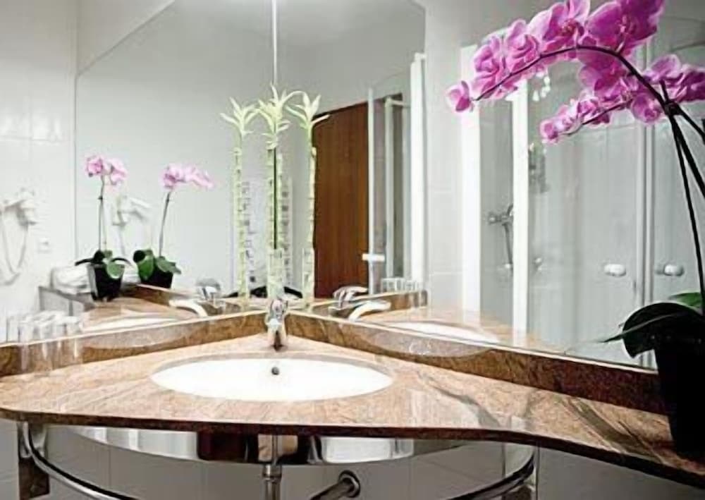Bathroom sink