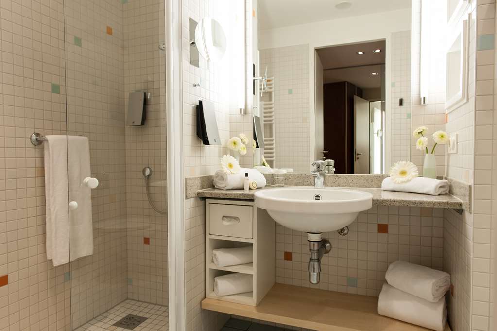 centrovital Hotel Berlin / Relax room with lake view bath