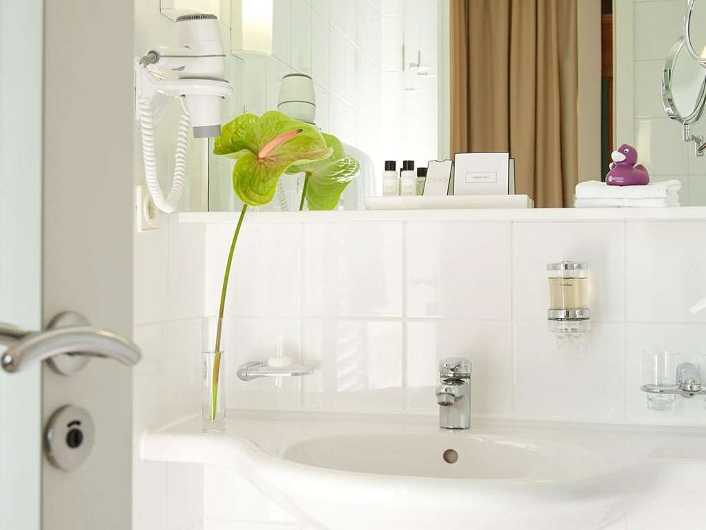 Superior Waterside room bathroom