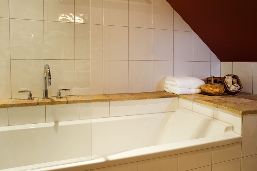 Deep soaking bathtub