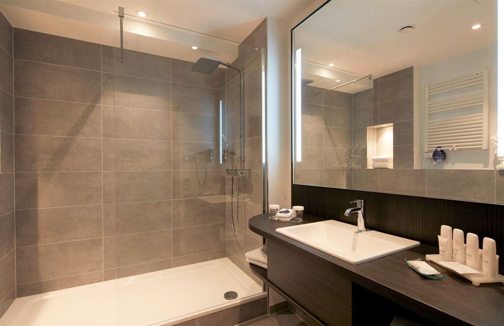 Suite bathroom