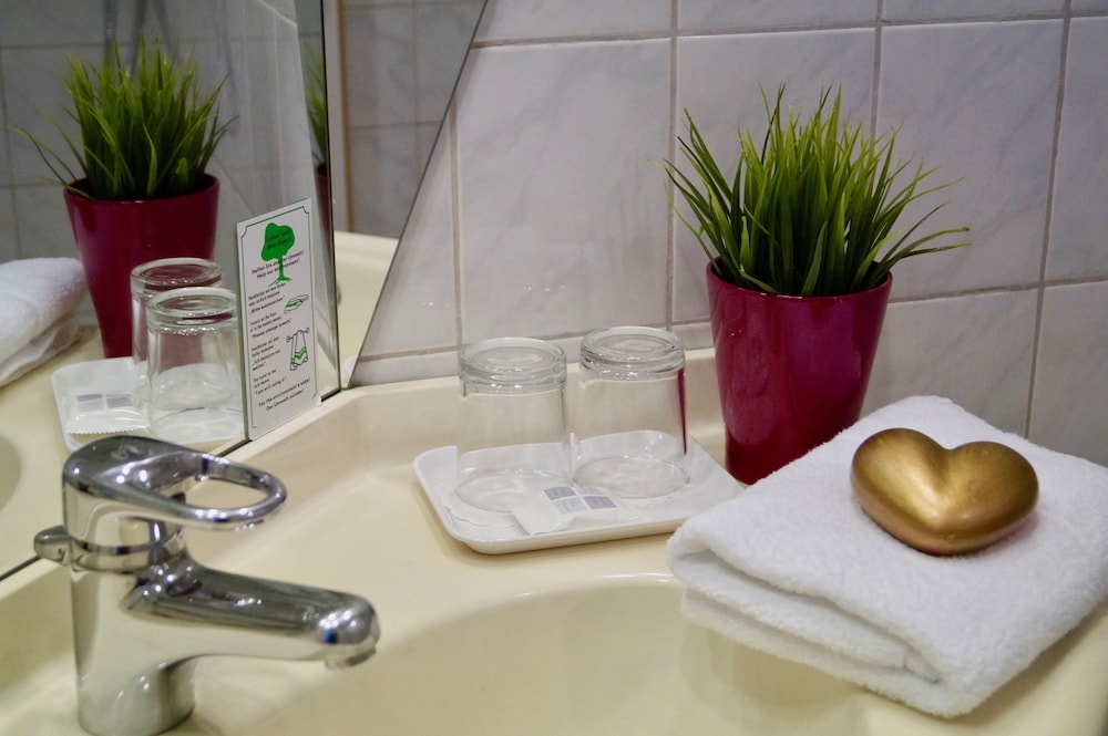 Bathroom sink